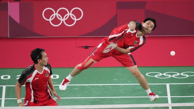 Ahsan/Hendra ke Semifinal Olimpiade Tokyo 2020 Indonesia's Mohammad Ahsan and Hendra Setiawan play against Japan's Takeshi Kamura and Keigo Sonoda during their men's doubles quarterfinal matchat the 2020 Summer Olympics, Thursday, July 29, 2021, in Tokyo, Japan. (AP Photo/Dita Alangkara)