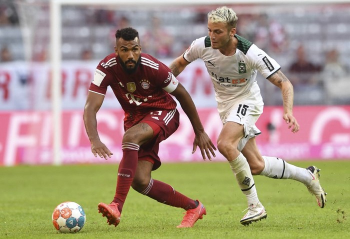 Bayern Munichs Cameroonian forward Eric Maxim Choupo-Moting (L) and Moenchengladbachs German defender Louis Jordan Beyer (R) vie for the ball during the Audi Summer Tour 2021 football match FC Bayern Munich v Borussia Moenchengladbach in Munich, southern Germany, on July 28, 2021. (Photo by Christof STACHE / AFP)