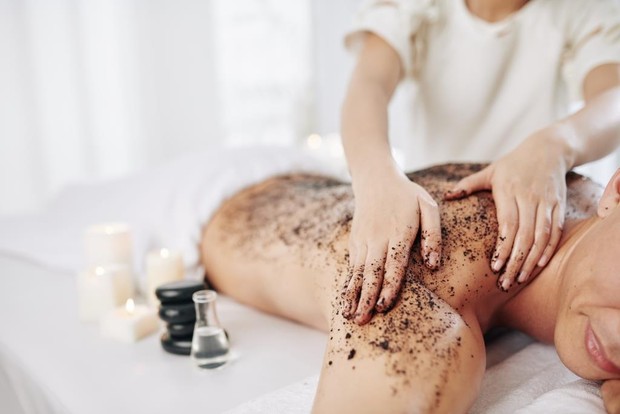 Body scrub/Foto: freepik/dragonimages scrub dapat mengangkat kolagen alami kulit dan menyebabkan kulit rentan pada bakteri dan matahari. Sebaiknya, gunakan produk ini seminggu sekali.