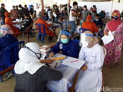 Warga dan Pedagang Ikut Vaksinasi di Pasar Induk Tangerang
