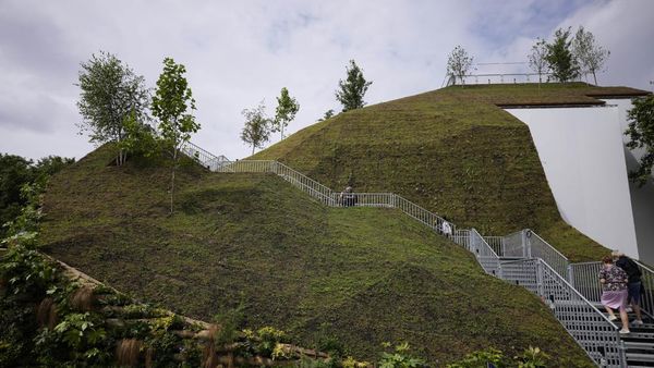 Foto Bukit Hijau di London yang Kena Hujat Pengunjung