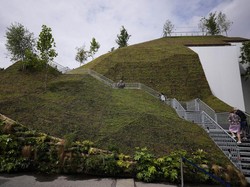 Destinasi Bukit Buatan Baru Dibuka di London, Eh Malah Kena Hujat Pengunjung