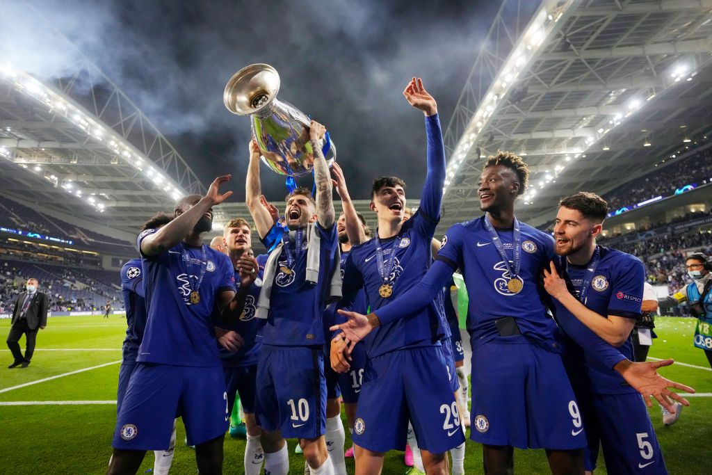PORTO, PORTUGAL - MAY 29: Christian Pulisic of Chelsea celebrates with the Champions League Trophy with team mates Antonio Ruediger, Kai Havertz and Tammy Abraham following their team's victory in the UEFA Champions League Final between Manchester City and Chelsea FC at Estadio do Dragao on May 29, 2021 in Porto, Portugal. (Photo by Manu Fernandez - Pool/Getty Images)