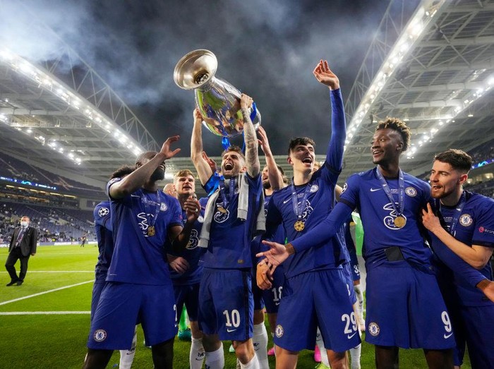 PORTO, PORTUGAL - MAY 29: Christian Pulisic of Chelsea celebrates with the Champions League Trophy with team mates Antonio Ruediger, Kai Havertz and Tammy Abraham following their team's victory in the UEFA Champions League Final between Manchester City and Chelsea FC at Estadio do Dragao on May 29, 2021 in Porto, Portugal. (Photo by Manu Fernandez - Pool/Getty Images)