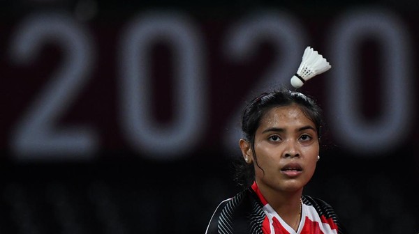 GREGORIA MARISKA KALAH Pebulutangkis tunggal putri Indonesia Gregoria Mariska Tunjung terjatuh usai gagal mengejar kok dari tunggal putri Thailand Ratchanok Intanon dalam perempat final Olimpiade Tokyo 2020 di Musashino Forest Sport Plaza, Tokyo, Jepang, Kamis (29/7/2021). Gregoria gagal melaju ke perempat final setelah kalah 12-21, 19-21 dari Ratchanok Intanon ANTARA FOTO/Sigid Kurniawan/aww.