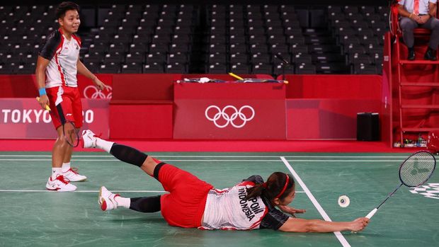 Tokyo 2020 Olympics - Badminton - Women's Doubles - Quarterfinal - MFS - Musashino Forest Sport Plaza, Tokyo, Japan – July 29, 2021. Greysia Polii of Indonesia falls during the match with Apriyani Rahayu of Indonesia against Du Yue of China and Li Yinhui of China. REUTERS/Leonhard Foeger