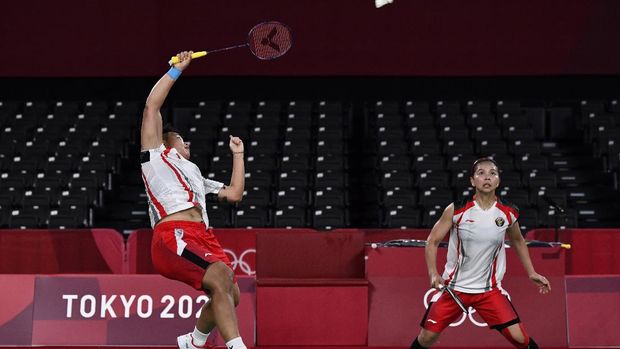 Greysia/Apriyani Lolos Semifinal Olimpiade Tokyo Ganda putri Indonesia Greysia Polii/Apriyani Rahayu mengembalikan kok ke arah ganda putri China Du Yue/Li Yin Hui dalam perempatfinal Olimpiade Tokyo 2020 di Musashino Forest Sport Plaza, Tokyo, Jepang, Kamis (29/7/2021). ANTARA FOTO/Sigid Kurniawan/rwa.