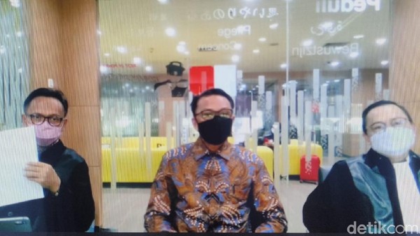 Gubernur Sulsel nonaktif Nurdin Abdullah saat menghadiri sidang secara virtual. (Hermawan/detikcom) Gubernur Sulsel nonaktif Nurdin Abdullah saat menghadiri sidang secara virtual. (Hermawan/detikcom)