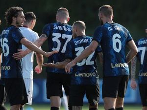 Calhanoglu Gemilang, Inter Gilas Crotone 6-0 Calhanoglu Gemilang, Inter Gilas Crotone 6-0