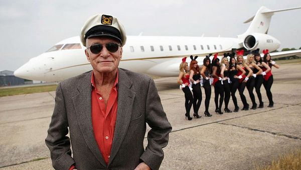 Intip Foto Jadul Pendiri Majalah Playboy Naik Jet Big Bunny