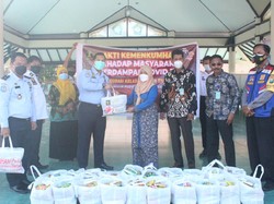 Imigrasi Surabaya Bagikan Paket Sembako ke Warga Terdampak COVID-19