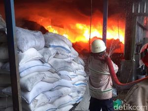 Kebakaran Landa Gudang Beras di Sragen