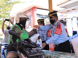 Ojol di Surabaya Dapat Paket Sembako Secara Drive Thru