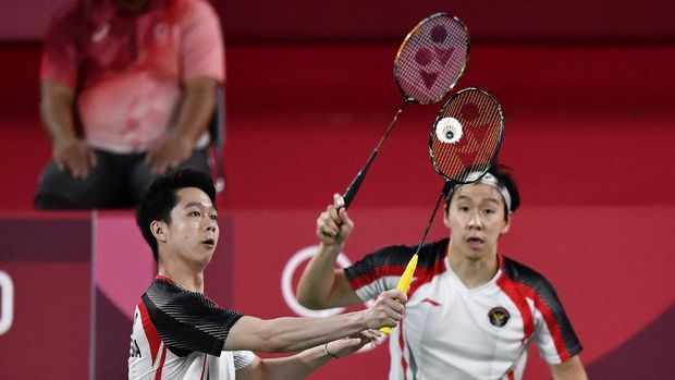 Pebulu tangkis ganda putra Indonesia Marcus Fernaldi Gideon/Kevin Sanjaya Sukamuljo mengembalikan kok ke arah ganda putra Malaysia Aaron Chia/Wooi Yik Soh dalam perempat final Olimpiade Tokyo 2020 di Musashino Forest Sport Plaza, Tokyo, Jepang, Kamis (29/7/2021). ANTARA FOTO/Sigid Kurniawan/aww.