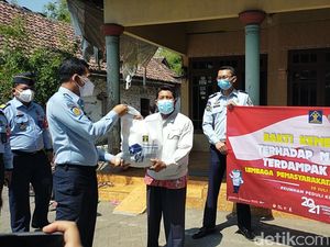 Lapas Porong Bagikan 130 Paket Sembako ke Warga yang Isoman Lapas Porong Bagikan 130 Paket Sembako ke Warga yang Isoman