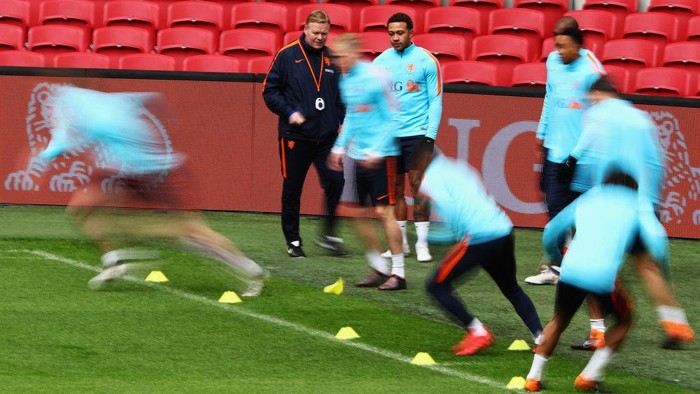 AMSTERDAM, NETHERLANDS - MARCH 22:  Head coach, Ronald Koeman speaks Memphis Depay during the Netherlands Training session held at Amsterdam Arena also known as the Johan Cruyff Arena on March 22, 2018 in Amsterdam, Netherlands.  (Photo by Dean Mouhtaropoulos/Getty Images)