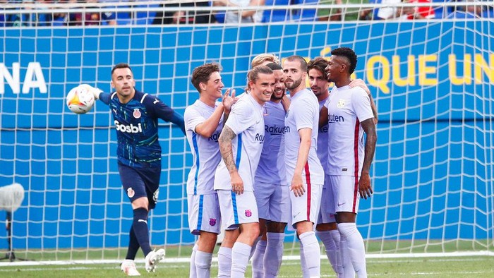BARCELONA, SPAIN - JULY 24: Memphis Depay of FC Barcelona celebrates scoring his sides 3rd goal during the pre-season friendly match between FC Barcelona and Girona at Estadi Johan Cruyff on July 24, 2021 in Barcelona, Spain. (Photo by Eric Alonso/Getty Images)