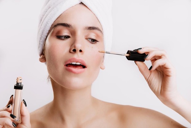 Menggunakan primer/Foto: freepik/lookstudio Penggunaan primer makeup yang terlalu sering ternyata nggak baik lho. Sebab, sebagian besar primer mengandung silicon dan hal ini akan berbahaya bagi kulitmu.