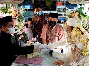 Kisah Pemilik PO Bus Gelar Akad Nikah Anak di Dalam Bus Saat PPKM Level 4 Kisah Pemilik PO Bus Gelar Akad Nikah Anak di Dalam Bus Saat PPKM Level 4