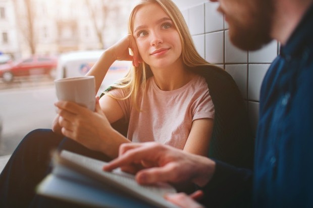 mendengarkan pasangan