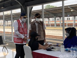 Menko PMK-Menhub Tinjau Vaksinasi di Jakarta Kota, Ingatkan Pakai Masker Dobel