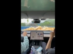 Mobil Listrik Terobos Banjir: Air Naik Sampai Kap Mesin Masih Bisa Jalan, Aman?