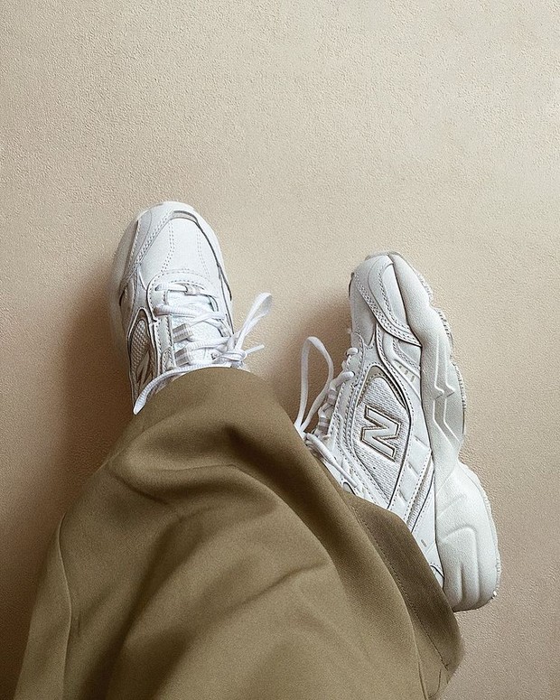 New Balance 452 White/ sumber: instagram.com/frenchmanel/ New Balance 452 White bisa jadi pilihan sepatu putih yang modern dan trendy.