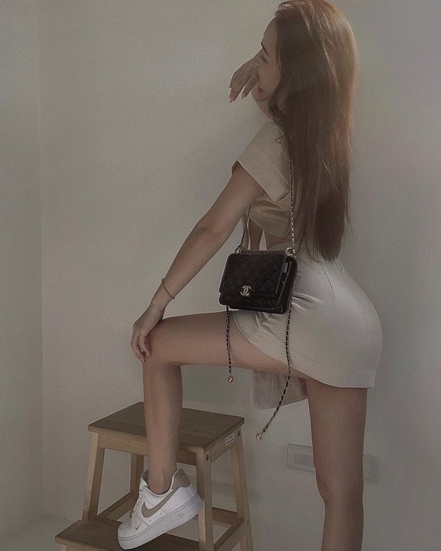 Nike Air Force 1/ sumber: instagram.com/beckyyyyychu/ Nike Air Force 1 adalah pilihan klasik modern sepatu sneakers putih.