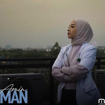 Nikita Willy tampil berhijab.