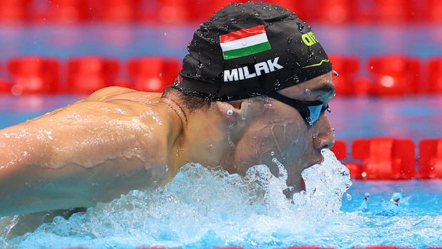 Tokyo 2020 Olympics - Swimming - Men's 200m Butterfly - Medal Ceremony - Tokyo Aquatics Centre - Tokyo, Japan - July 28, 2021. Kristof Milak of Hungary poses with his gold medal REUTERS/Aleksandra Szmigiel