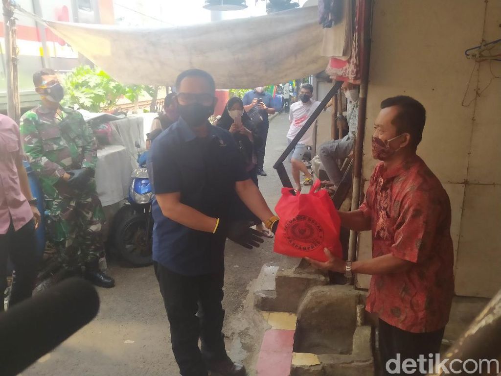Paspampres Bagi Masker di Slum Area Cideng, Ingatkan Bahaya Klaster Keluarga Paspampres Bagi Masker di Slum Area Cideng, Ingatkan Bahaya Klaster Keluarga