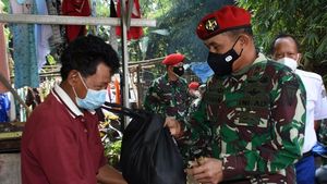 Kopassus Turun Gunung Bagikan Sembako Saat PPKM