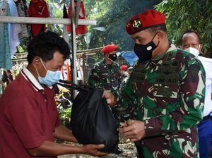 Kopassus Turun Gunung Bagikan Sembako Saat PPKM Kopassus Turun Gunung Bagikan Sembako Saat PPKM
