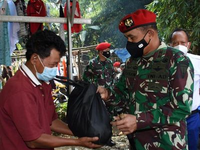 Kopassus Turun Gunung Bagikan Sembako Saat PPKM