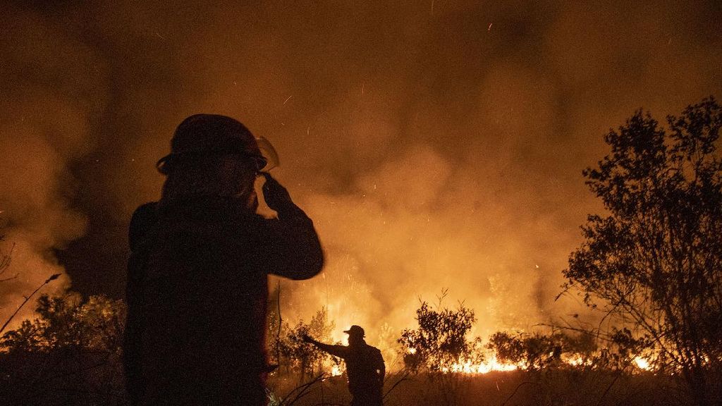 Merah Membara Kobaran Api Bakar Lahan di Ogan Ilir Merah Membara Kobaran Api Bakar Lahan di Ogan Ilir