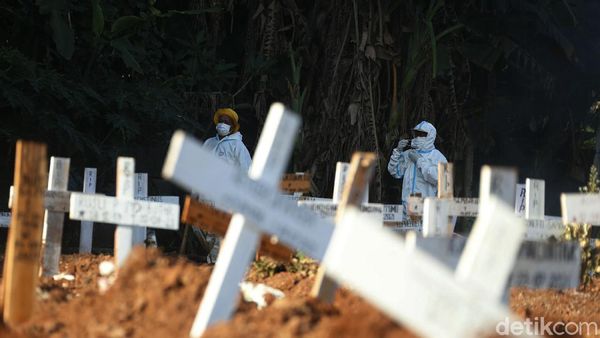 Temaram Perjuangan Penggali Kubur Bekerja 24 Jam