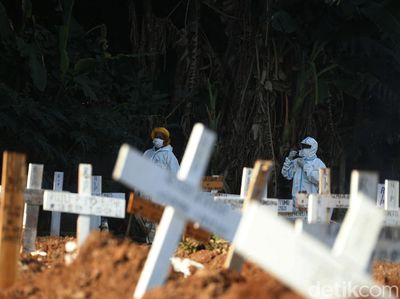 Temaram Perjuangan Penggali Kubur Bekerja 24 Jam