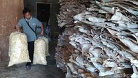 Produksi Kerupuk Rambak di Magelang Tetap Digenjot