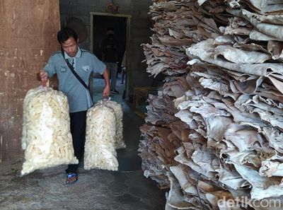 Produksi Kerupuk Rambak di Magelang Tetap Digenjot