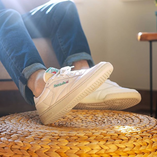 Reebok Club C / sumber: instagram.com/reebokindonesia/ Reebok Club C adalah pilihan sepatu sneakers klasik terbaik.