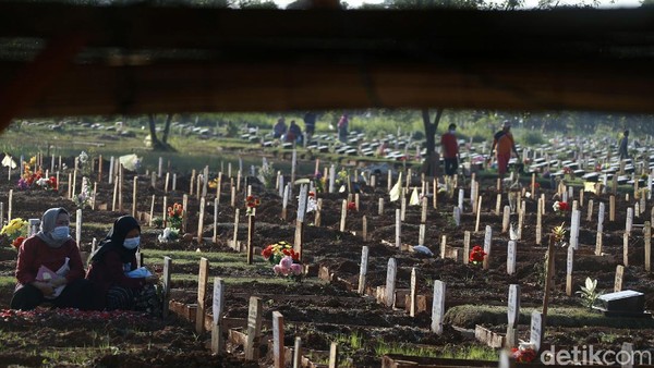 Area pemakaman jenazah Covid-19 di Tempat Pemakaman Umum (TPU) Pedurenan, Kota Bekasi, Kamis (29/07/2021, ramai dikunjungi peziarah.