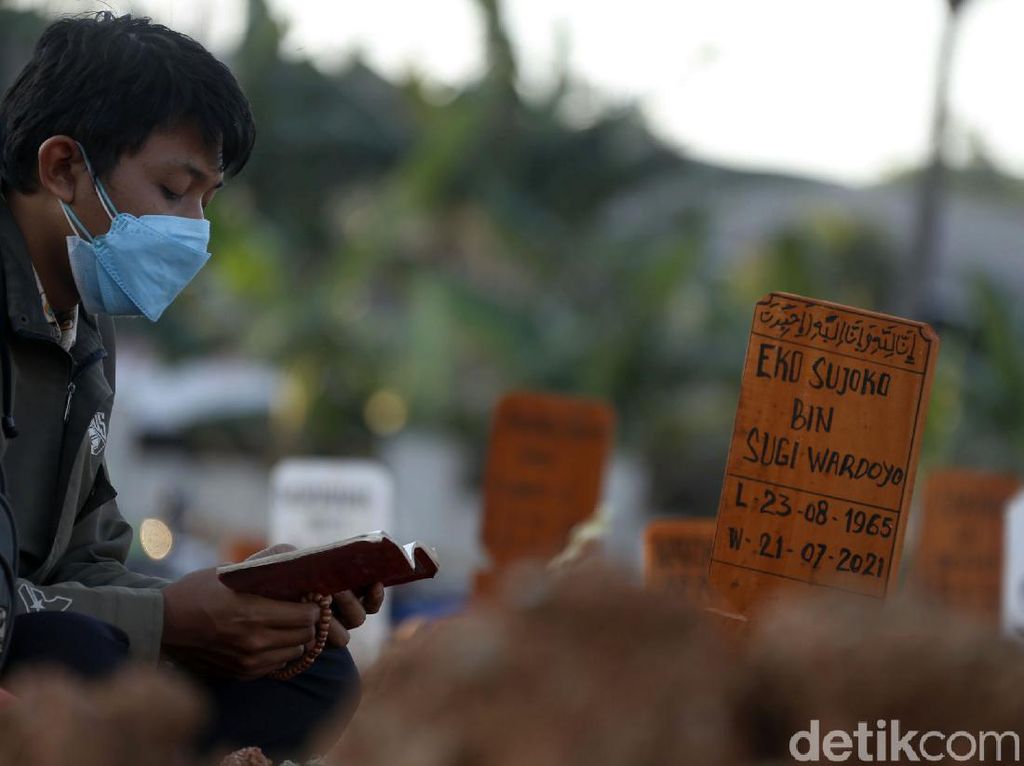 7 Tata Cara Ziarah Kubur Sesuai Sunnah Nabi SAW 7 Tata Cara Ziarah Kubur Sesuai Sunnah Nabi SAW