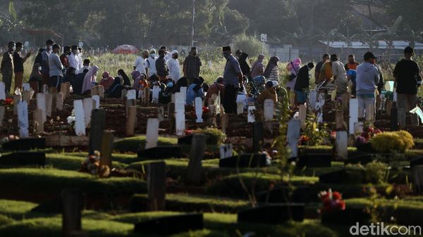 TPU Khusus Corona di Bekasi Ramai Peziarah