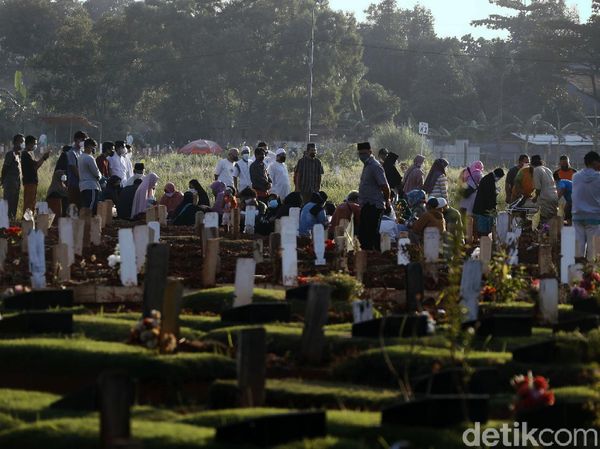 TPU Khusus Corona di Bekasi Ramai Peziarah