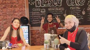 Doyan Ngopi, Umi Kalsum Sering Nongkrong di Kafe Milik Ayu Ting Ting