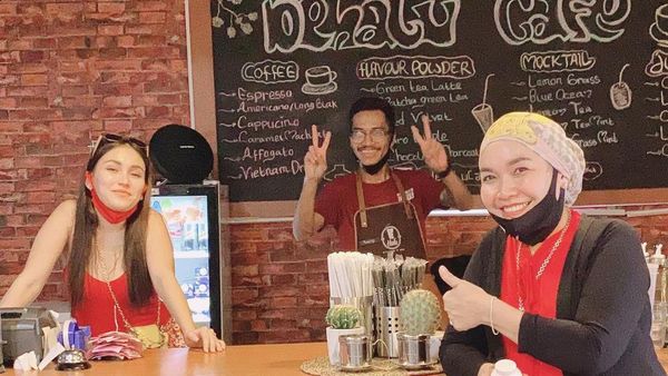 Doyan Ngopi, Umi Kalsum Sering Nongkrong di Kafe Milik Ayu Ting Ting