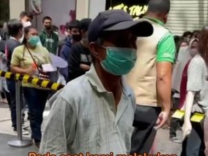 Terharu, Kakek Ini Genjot Sepeda 15 km Buat Vaksin COVID-19