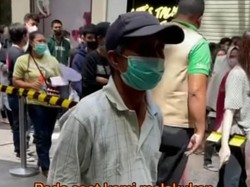 Terharu, Kakek Ini Genjot Sepeda 15 km Buat Vaksin COVID-19