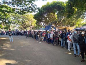 Vaksinasi di GOR Sidoarjo, Antrean Sempat Mengular Tanpa Jaga Jarak Ideal