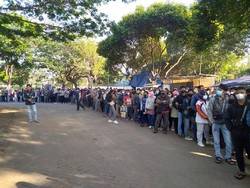 Vaksinasi di GOR Sidoarjo, Antrean Sempat Mengular Tanpa Jaga Jarak Ideal